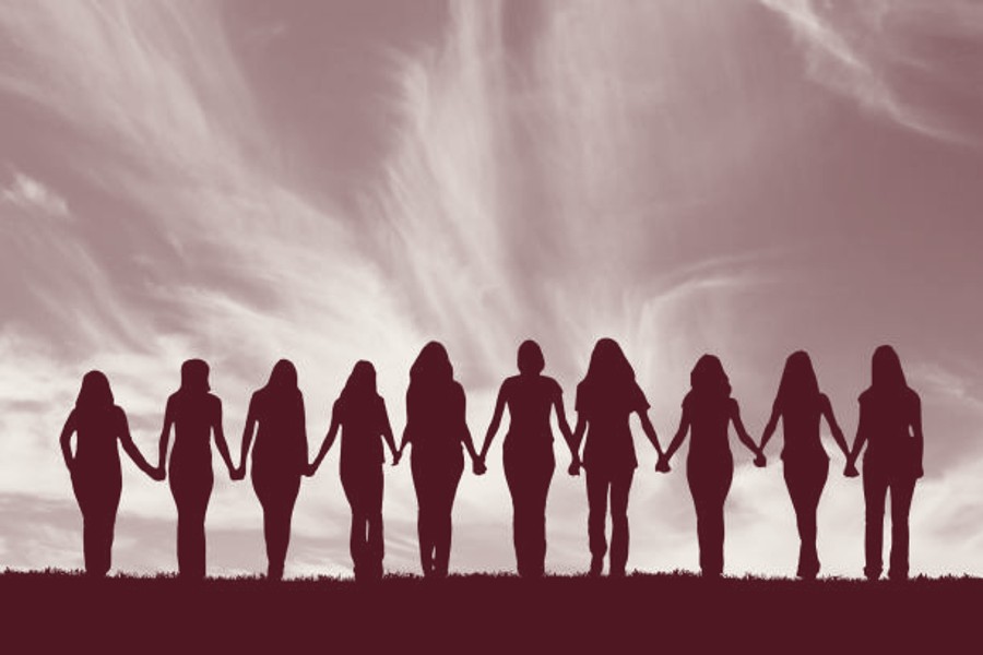 Mulheres caminhando de mãos dadas